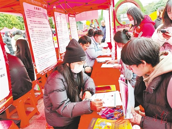 我市举行“春风行动”暨新春首场招聘会