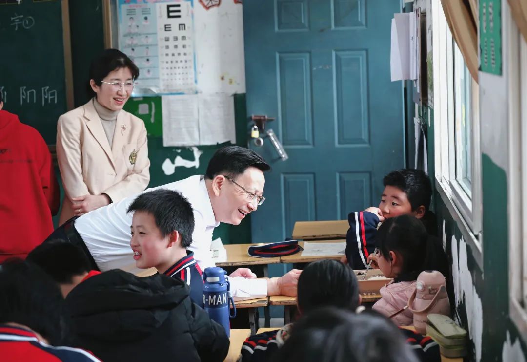 市委书记暖心陪餐！用心守护孩子们“舌尖上的安全”